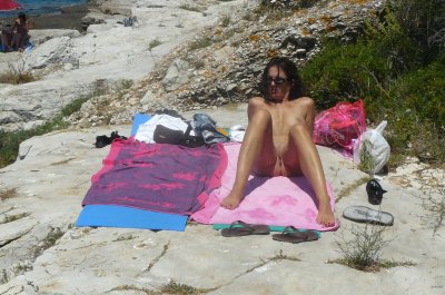 Обнаженная девушка на пляже: откровенные фото без одежды