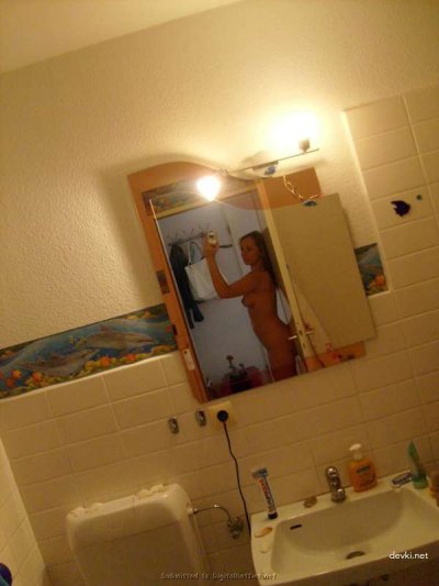 Молодая девушка сделала селфи своей интимной зоны