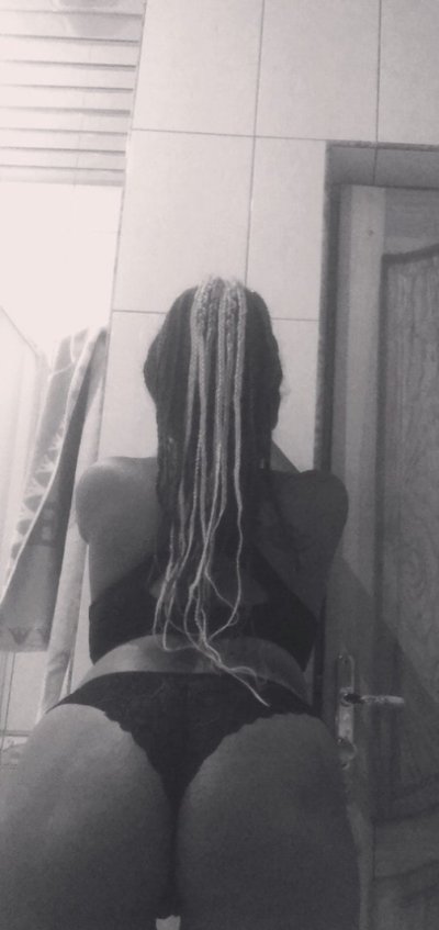 Привлекательная красотка демонстрирует свои прелести для ценителей грудастых изысков