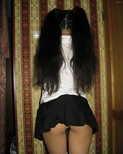 Темноволосая красотка наслаждается жарким сексом в пилотку