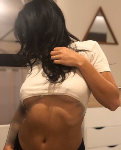 Дамочка с курчавой пилоткой в восторге от брызг спермы на себя