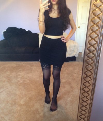 Соблазнительная шмара демонстрирует свои прелести в нижнем белье и каблуках