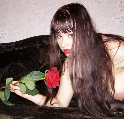 Женщина обожает свои пышные формы!