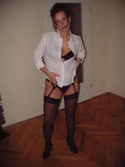 Горячая домохозяйка без трусов на частных снимках