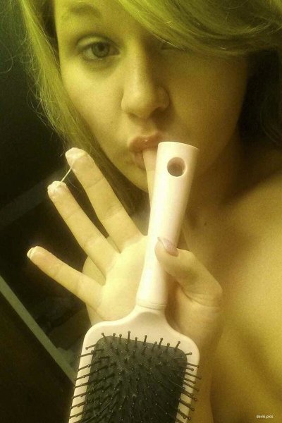 Моя подруга самозабвенно удовлетворяет свои желания