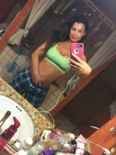 Знойная мамочка приглашает насладиться её влажной киской