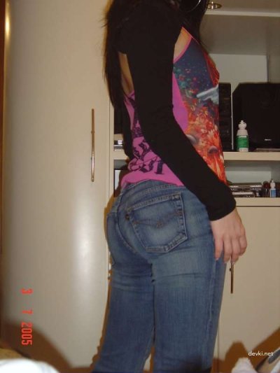 Брюнетка с соблазнительными формами, готовая к приключениям!