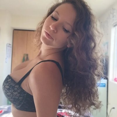 Красивая девушка с прекрасной фигурой и обворожительной грудью