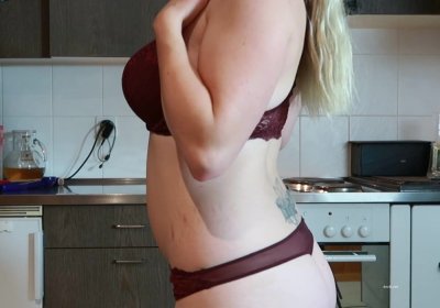 Соблазнительные изгибы прекрасной леди