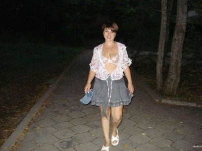 Сексуальная милфа широко раскрывает свои ноги