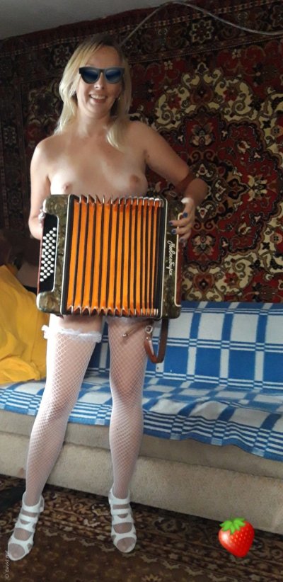 Обнаженная баба с аккордеоном