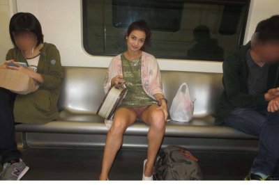 Очаровательная девушка в увлекательной сцене группового секса