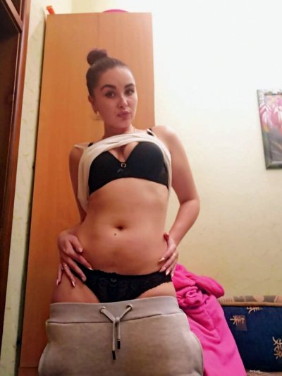 Пышная милфа показывает свои прелести в уютной обстановке