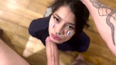 Страстная футбольная болельщица с удовольствием отсасывает огромный член своему парню перед игрой