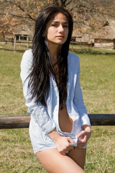 Привлекательная темноволосая красавица с потрясающим телом