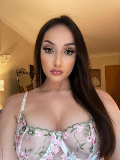 Сексуальная брюнетка позирует на камеру, показывая свои аппетитные формы