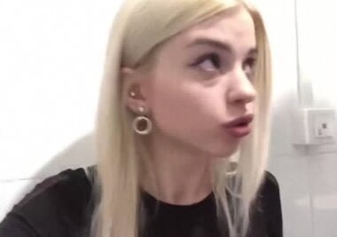 Соблазнительная блондинка наслаждается минетом и глотает сперму в домашнем видео