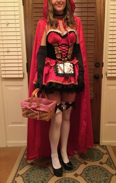 Соблазнительная блондиночка в обольстительном наряде для взрослых