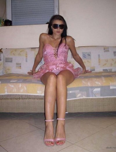 Эффектная брюнетка наслаждается и получает удовольствие на лицо!