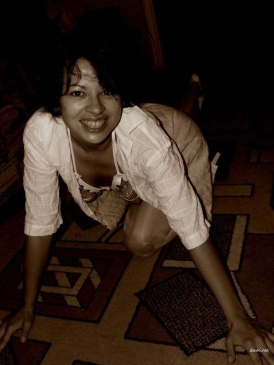 Очаровательная девушка устроила вечер безумия, позируя обнаженной