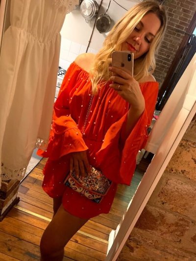 Опытная блондинка показывает свои прелести и раскрывает тайны