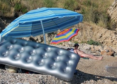 Отвёз малышку на пляжное веселье