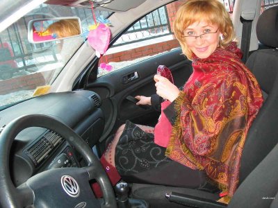 Обнаженная девушка в костюме Снегурочки позирует под елкой