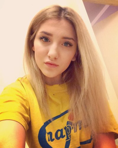 Шикарная блондинка позировала обнаженной перед зеркалом и сделала снимки.