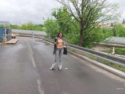 Брюнетка стыдlessly раздевается на людях: часть 2 захватывающего шоу!