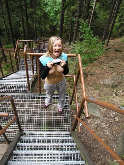 Молодая развлекается без белья