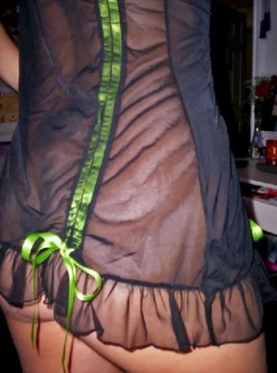 Обворожительные формы и мокрая киска: Частные снимки молодой красотки