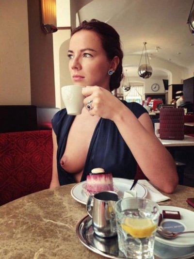 Девушки показывают грудь в ресторане за обедом