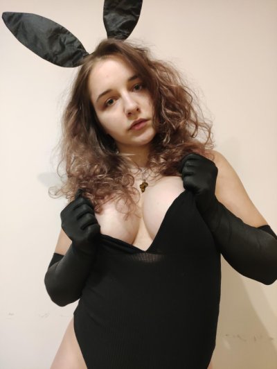 Красотка с длинными ушками в обнаженной позе ждет тебя!