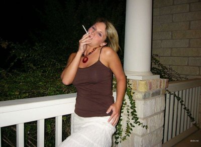 Зрелая красавица с сигареткой: наслаждение и стиль в одном кадре