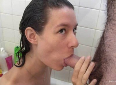 Девчонка в ванной отсасывает член своему парню - горячее видео!