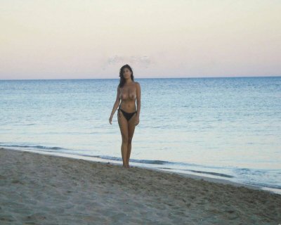 Женщина обожает демонстрировать свои аппетитные формы груди