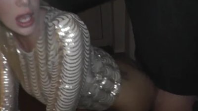 Любительская парочка делает видео, где парень кончает внутрь влагалище девушки, заливая его спермой