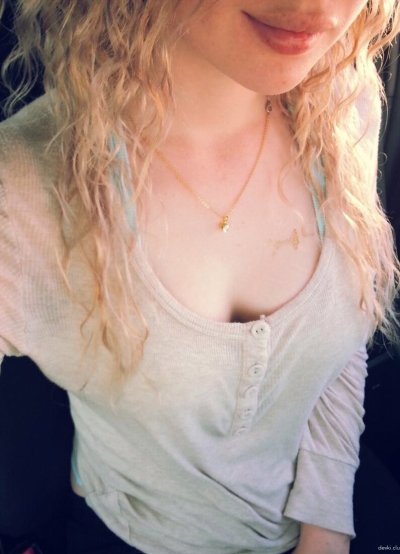 Пышногрудая блондинка сексуально дразнит.