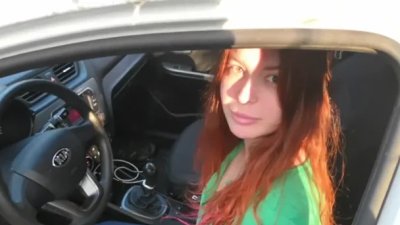 Пылкое романтическое свидание в лесу с соблазнительной рыжей красавицей