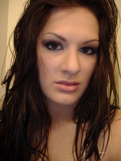 Нежная красотка в черных волосах