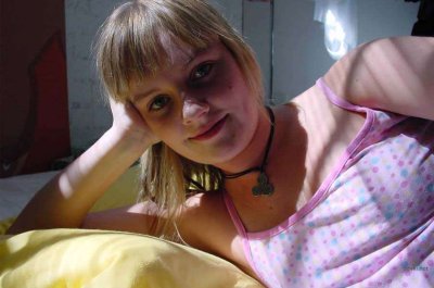 Подруга демонстрирует свою пушистую писю