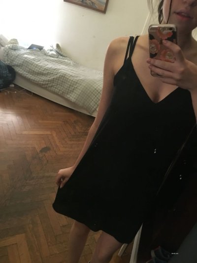 Показывает свои прелести перед отражением