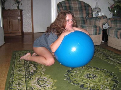 Интимные моменты: Эротика в домашних условиях с привлекательной девушкой