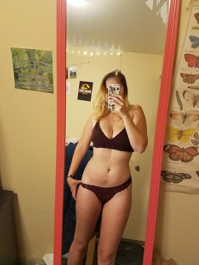 Фотографирует свое обнаженное отражение и в ванной - горячие снимки!