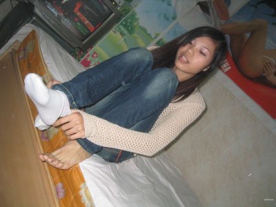 Тонкая японка отсасывает пенис