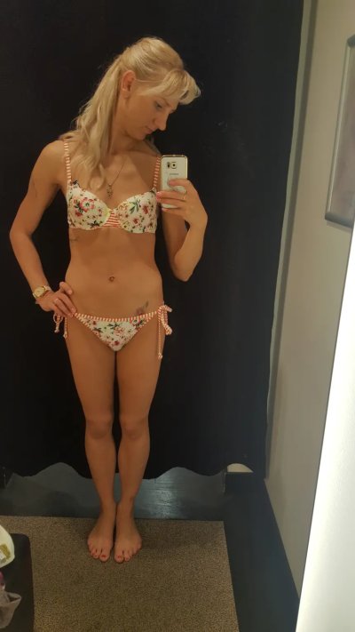 Домашние сексуальные моменты с стройной блонди