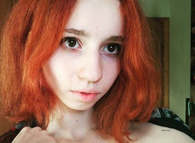 Сексуальная крошка в нежных трусиках демонстрирует свою попку