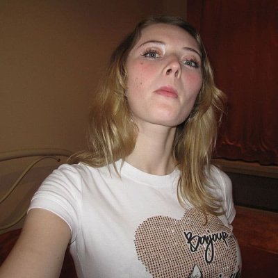 Молодая красотка с пикантной грудью