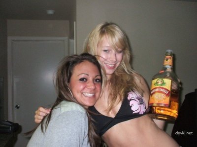 Развратница с упругой попкой и гладко выбритой киской