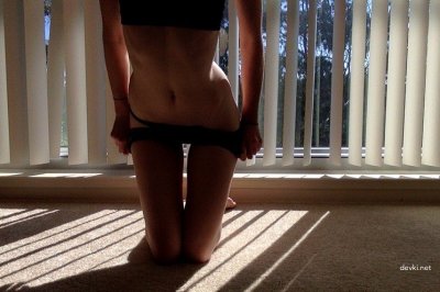 Грудастая блондинка насаживается на анальный дилдо